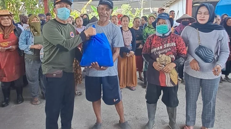 Pemkot Salurkan 200 Paket Sembako untuk Pemulung TPA Putri Cempo