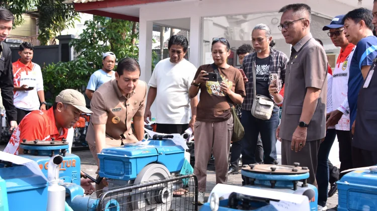 Petani di Sukoharjo Terima Bantuan Pompa Air dari Kementan