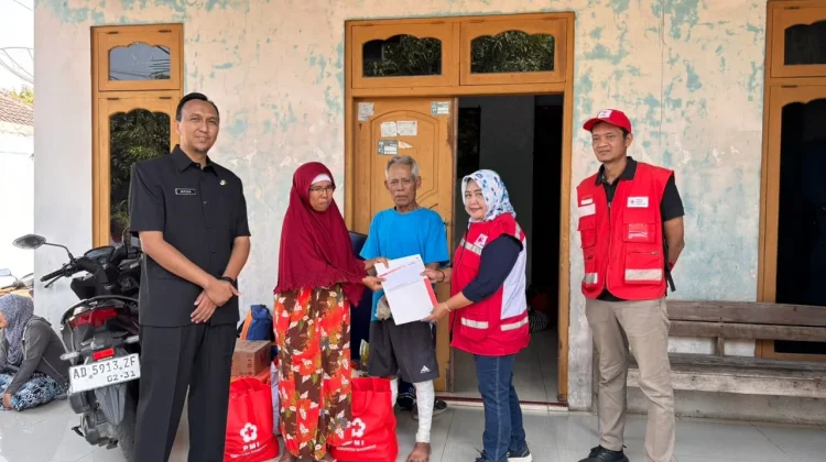 PMI Sukoharjo Bantu Korban Kebakaran Mojolaban