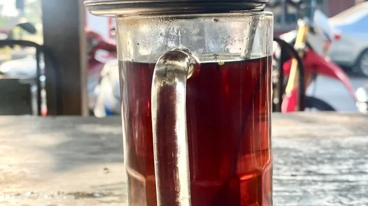 Menjelajah Sensasi Segar Wedang Teh Kampul Khas Solo: Perpaduan Unik Teh dan Jeruk