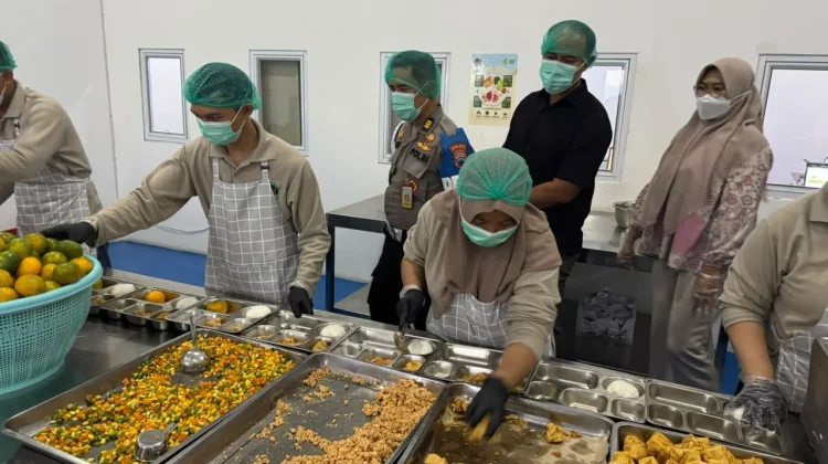 Pastikan Makanan Siswa Aman, Propam Sidak Dapur SPPG Karanganyar