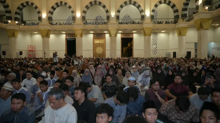 Ribuan Jemaah Padati Kajian Akbar di Masjid Agung Madaniyah
