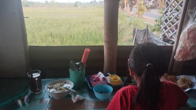 Menikmati Soto Desa di Tepi Sawah, Sensasi Kuliner yang Sederhana