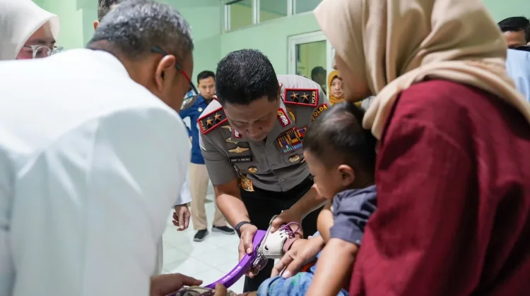 Kapolda Jateng Beri Dukungan Moril dan Bansos Pasien CTEV Karanganyar