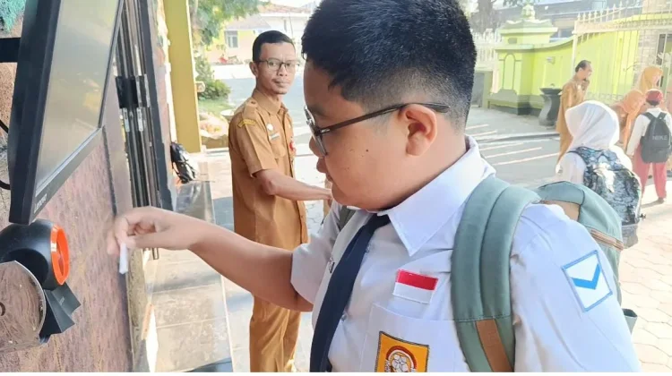 GAPLEK Digitalisasi Presensi Dorong Disiplin Siswa SMP N 1 Baturetno