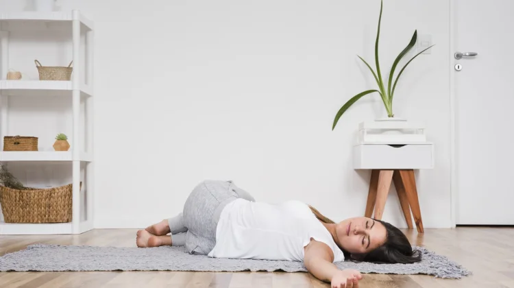 Tidur di Lantai Benarkah Lebih Sehat? Ini Manfaat dan Risikonya
