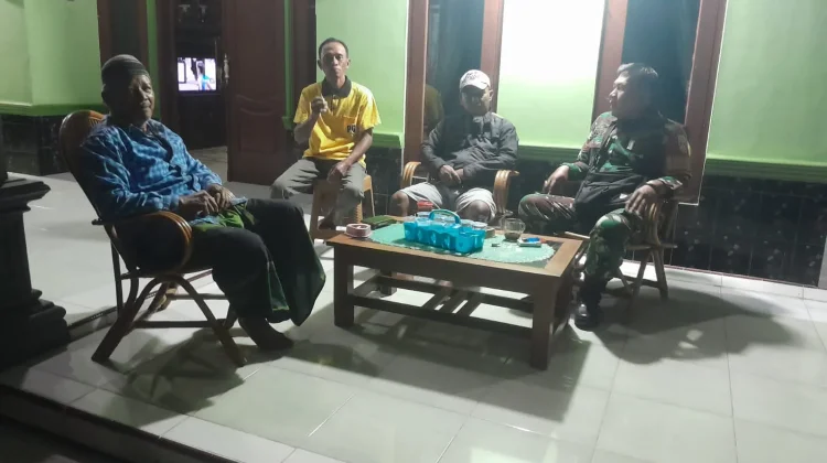 Komsos Siskamling, Babinsa Ngargoyoso Ajak Warga Jaga Keamanan Lingkungan