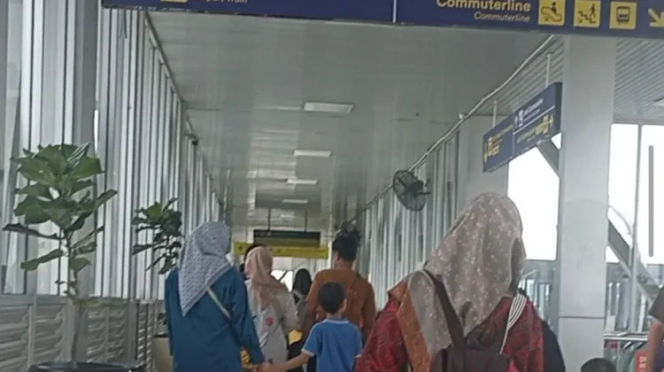 Menjaga Asa di Atas Rel: Cerita Angga dan Sahabat Perjalanan Bernama Polsuska