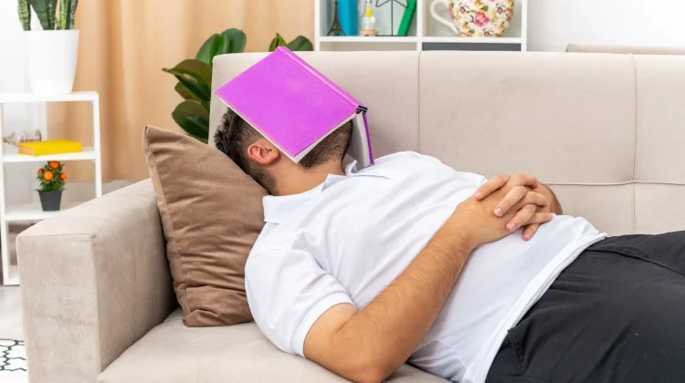 Tidur di Kursi Sampai Berjam-jam, Amankah? Ini Penjelasannya