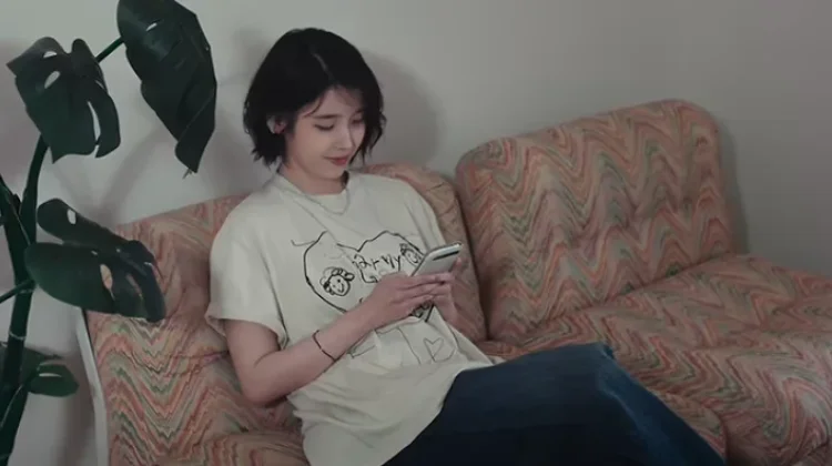 Spesial Buat Sahabat, Ini Lirik Lagu Terbaru IU "Dear My Crazy Soulmate"