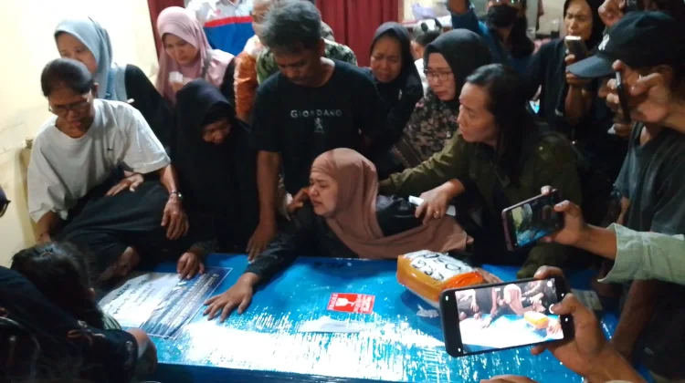 Tiba di Rumah Duka, Jenazah Guntur Korban KM Virgo Dimakamkan di Untoroloyo