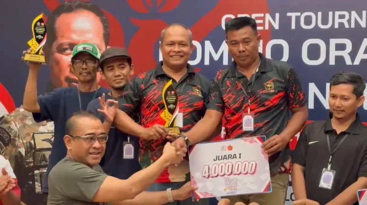 Danramil Laweyan dan Anggota Juara I Turnamen Domino Orado Piala Panglima TNI