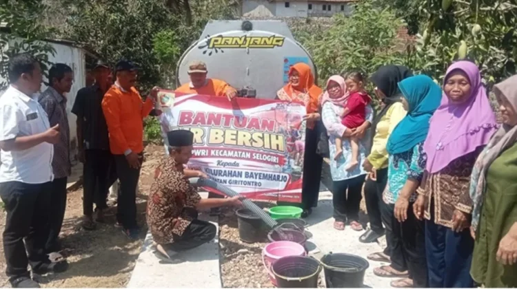 PWRI Selogiri Salurkan 15 Tangki Air ke Bayemharjo Wonogiri