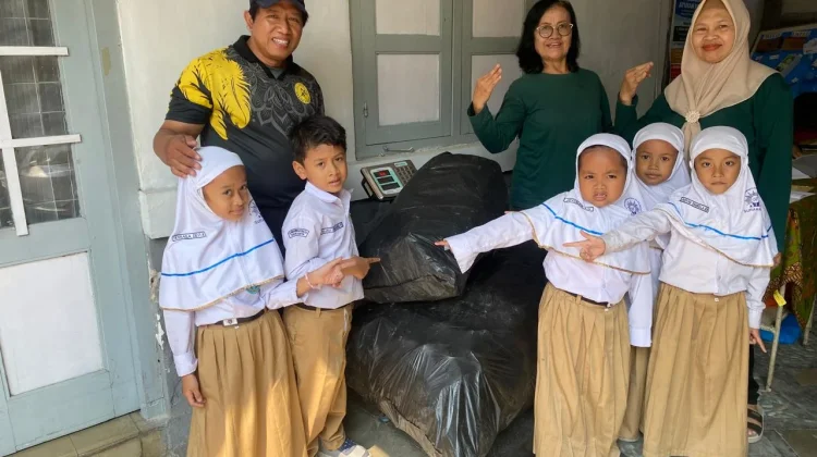 Siswa SD Muhammadiyah 24 Setor Botol Plastik ke Bank Sampah