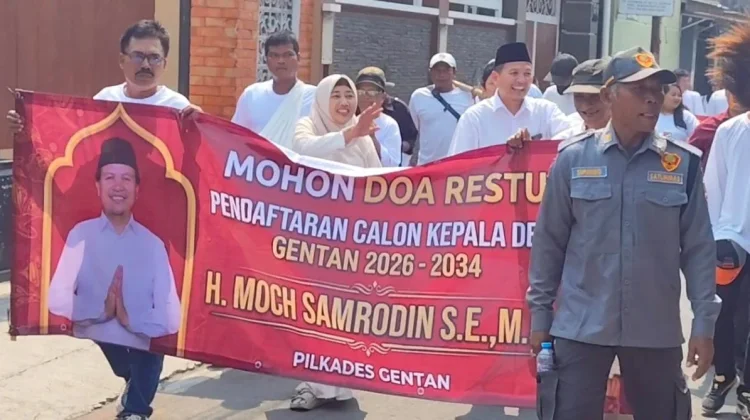 Pilkades Gentan, Samrodin Pilih Jalan Kaki dan Aksi Berbagi Tahu saat Mendaftar