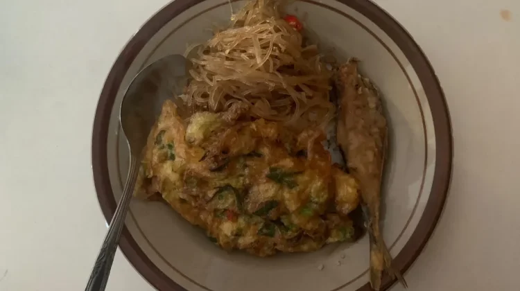 Cita Rasa Rumahan: Telur Dadar, Bihun, dan Ikan Goreng Diburu Pembeli