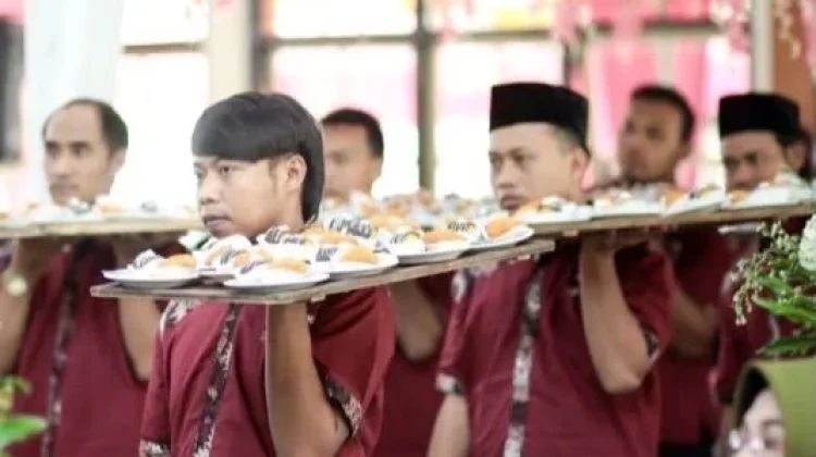 Piring Terbang, Tradisi Jamuan Hajatan yang Masih Bertahan di Jawa tengah