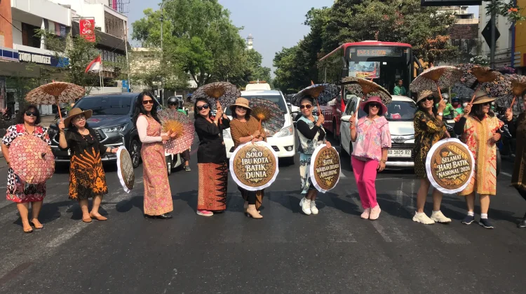 Rayakan Hari Batik Nasional, Komunitas Pecainta Batik Solo Show di Jalan
