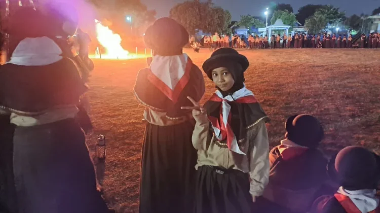 Senyum Anak di tengah Cahaya Api Unggun, Eksotika dalam Moment
