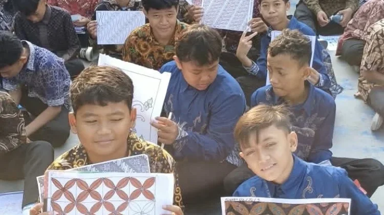 Peringati Hari Batik, Siswa SMPN 23 Surakarta Gelar Parade Nusantara