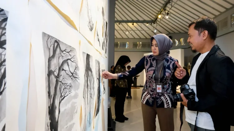 Astrid Widayani Buka Pameran Seni Rupa Alumni ISI Surakarta