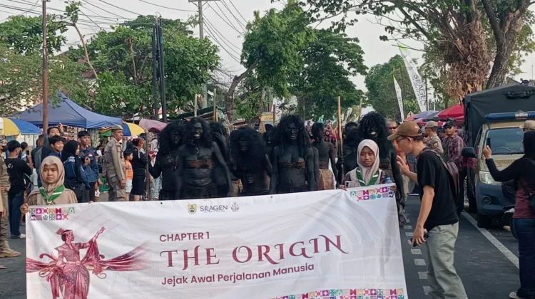 Warga Padati Karnaval Budaya 'Sragen Batik Heritage Fest 2026'