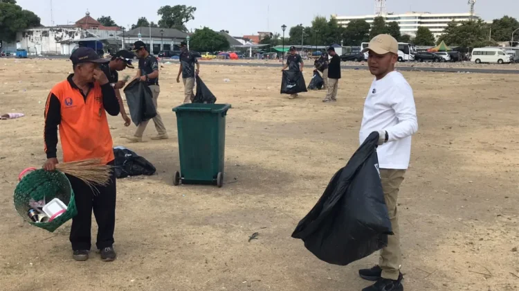 Pascahaul Solo, Respati Pimpin Kerja Bakti Bersihkan Sampah di Alun-Alun Keraton