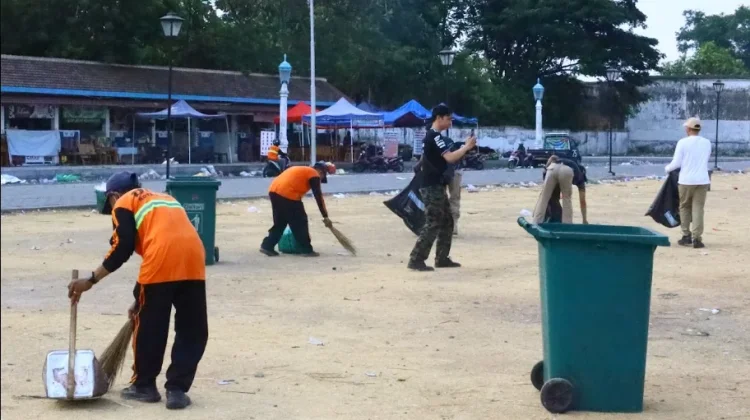 Sampah Haul Masih Berserakan, Petugas Kebersihan Kembali Lembur