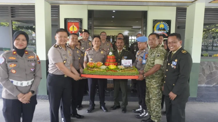 Sinergitas tanpa Batas, Polresta Surakarta Kunjungi Kodim 0735 Bawa Nasi Tumpeng