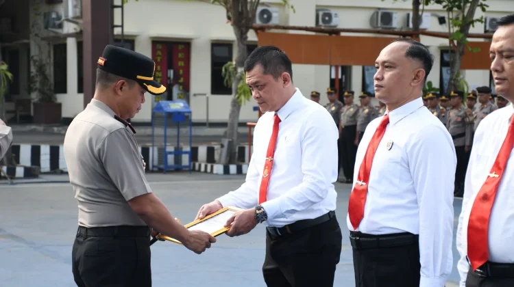 Kapolres Karanganyar Beri Penghargaan 16 Personel Berprestasi