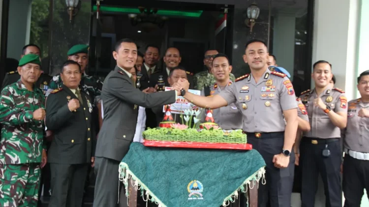HUT TNI, Dandim Klaten Terima Tumpeng dari Kapolresta Klaten