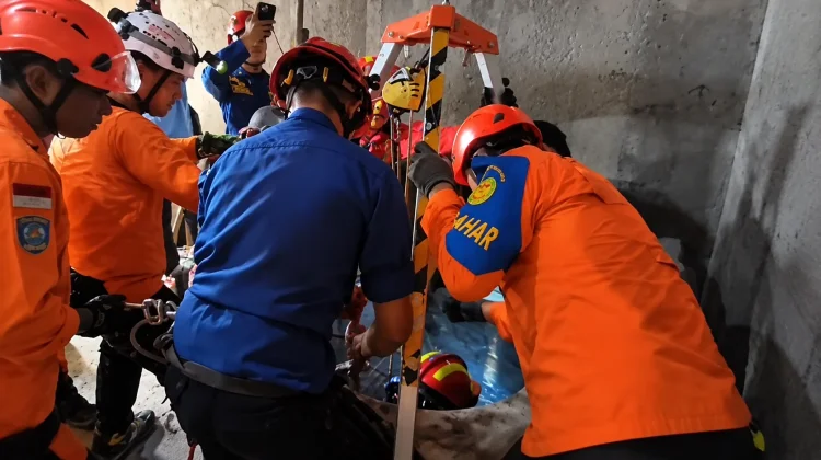 Warga Kadipiro Diduga Terpeleset Masuk Sumur, Korban Selamat Dievakuasi Tim SAR