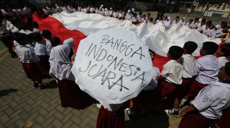 Siswa SDN Cengklik Solo Bentang Bendera Raksasa Sambut Juara Timnas