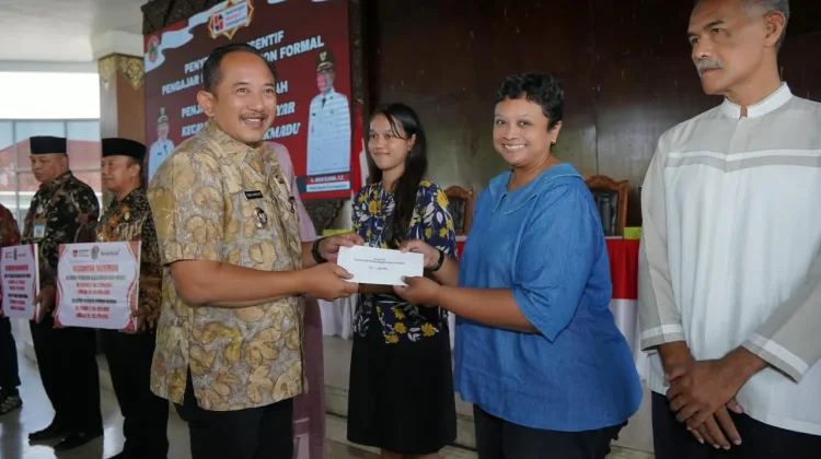 Ribuan Pengajar Keagamaan dan Penjaga Rumah Ibadah Karanganyar Terima Insentif