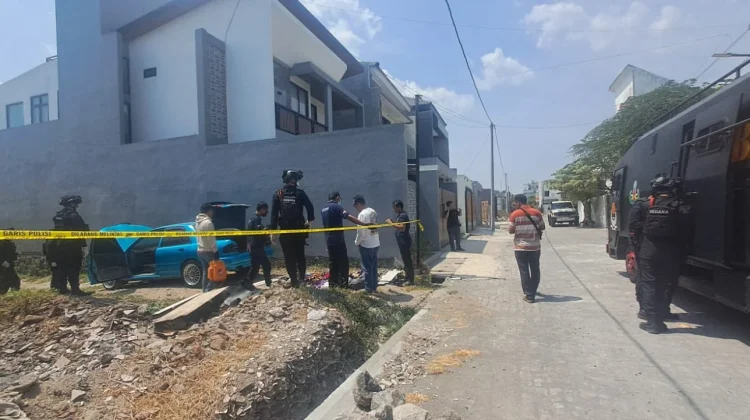 Tim Gegana Olah TKP Rumah Terduga Pelaku Pembakaran Warung Mi Babi ...