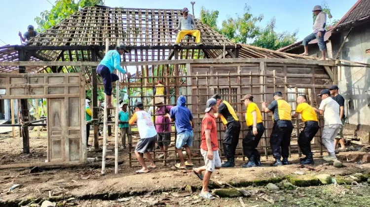 Polsek Plupuh-Warga Gotong-Royong Rehab RTLH di Desa Ngrombo