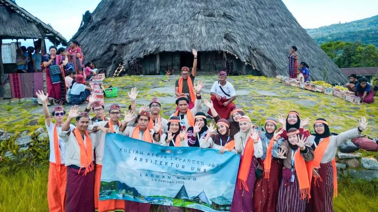 Arsitektur UMS Gelar KKL di Labuan Bajo, Mahasiswa Kaji Kampung Adat