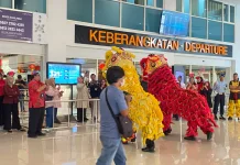 Sambut Imlek, Barongsai - Liong Hibur Penumpang di Adi Soemarmo