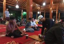 Ratusan Anak Muda Ikuti Tarawih Karo Ngopi di Loji Gandrung