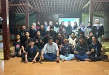 Mahasiswa KKN DIK FKIP UMS, Sharing Keorganisasian dan Keuangan Karang Taruna
