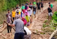 Gotong Royong Bersihkan Material Longsor, Akses Jalan di Kedawung Kembali Terbuka