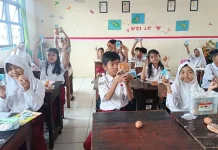 Hari Pertama, SDN Rejosari Solo Bagikan MBG Menu Kering