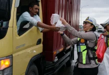 Berkah Ramadan, Satlantas Sragen Bagi 200 Takjil di Exit Tol Pungkruk