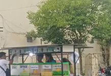 Momen Ramadan, di Sela Kuliah Jualan Es Sari Buah