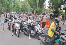 Samsat Solo Bagi Takjil Gratis Sekaligus Sosialisasi Discon PKB 5 Persen