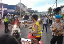 Polres Sukoharjo Bagikan 250 Paket Takjil di Tugu Kartasura, Ludes dalam Sekejap