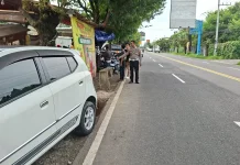 Diduga Mengantuk, Mobil Sasak Warung Hik dan 3 Motor di Colomadu