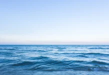 Ini Penjelasan Ilmiahnya Mengapa Air Laut Berwarna Biru