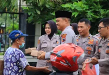 Polres Karanganyar Bagikan Takjil, Berbagi Berkah untuk Pengguna Jalan