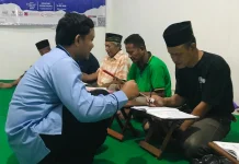 Tak Ada Kata Terlambat, Hendro Belajar Mengaji di Usia 52